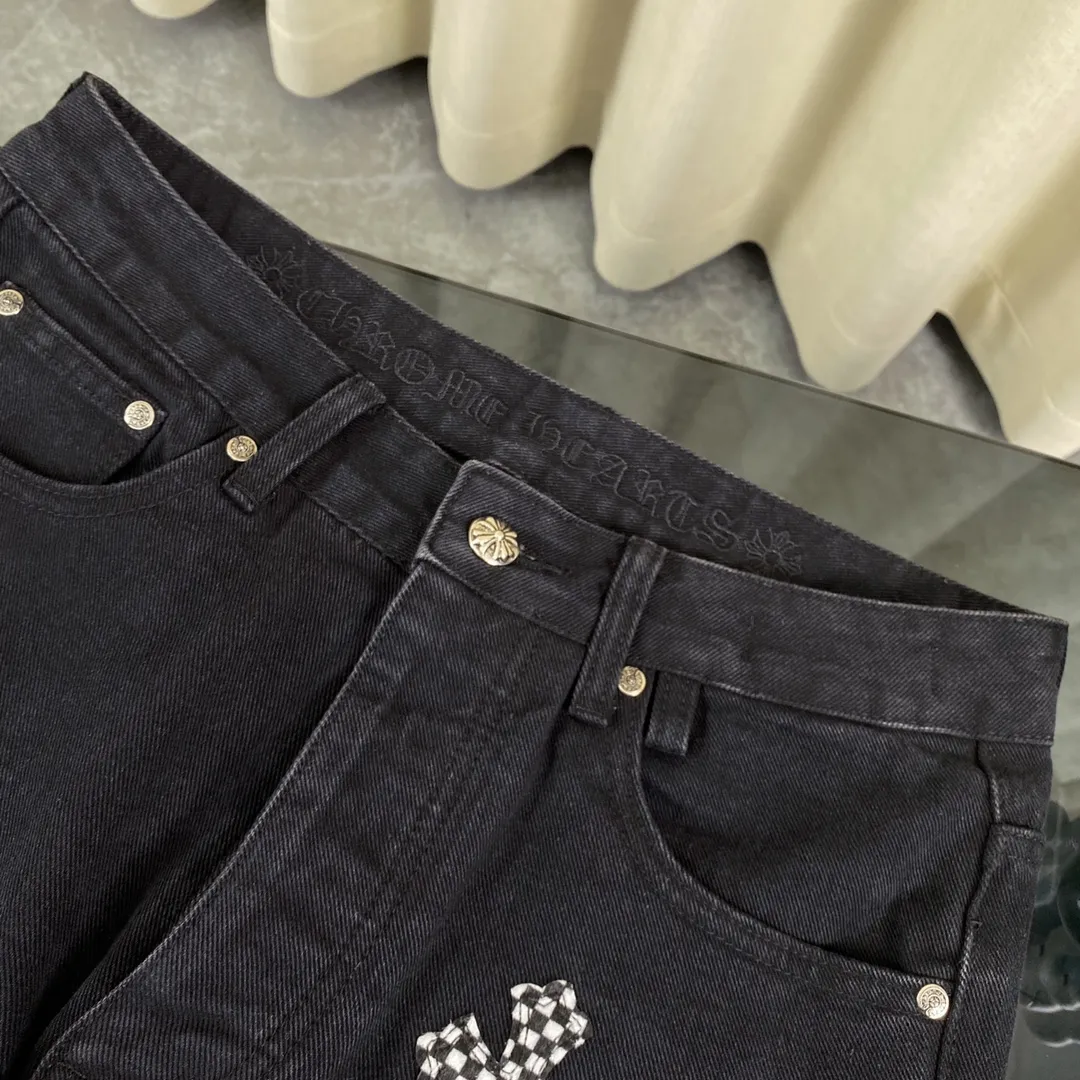 🅿️330 Chrome hearts new city-limited style flame plaid black and pink jeans Chrome hearts city-limited jeans Hardware customization Original development vintage levis American-made 501 black and gray base version Levi's American-made 501 base version Imported sheepskin 925 silver jewelry remake [Top heavy industry fashionable design] Consistently made in high street luxury style. Speaking of this style, the Zangyin family and GU family are definitely the leading representative brands. Especially the Zangyin family has really achieved a state-of-the-art effect in creating high street style. The unique washed material is used to create this style. The color system is quite eye-catching. It is decorated with patchwork cross flowers, which cleverly highlights the charm of the brand. Secondly, this style uses classic The high-waist cutting design highlights the long legs and fashionable temperament of the upper body. The brand is highly recognizable and the slim fit configuration is more suitable for daily wear. It is a product that interprets personality, fashion, and specifications at a glance. This single product is enough to make any fan excited. It can be a white T-shirt for youthful preppy style, or a tight suspender for lady style. It has strong matching ability and can be easily controlled by men.  [Material and craftsmanship] Needless to say, this point goes without saying. As an excellent craftsman brand, Zangyin has really perfect requirements for details and craftsmanship. The washed color of this model has gone through so many processes, not to mention the embellishment of the denim appliqués. It is also purely handmade and sewn. Just like what they believe in, only handmade things have soul and have the meaning of wear. A top-notch heavy-duty fashionable denim item, I look forward to your perfect interpretation! !  Color: Black Size: S M L XL